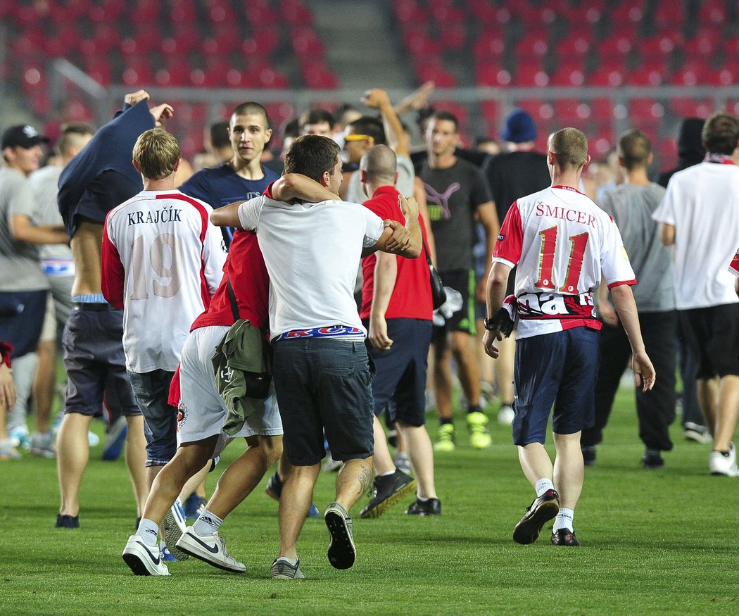 Peklo v Edenu. Fanoušci vtrhli na plochu, zápas Slavie s Hajdukem Split se nedohrál.