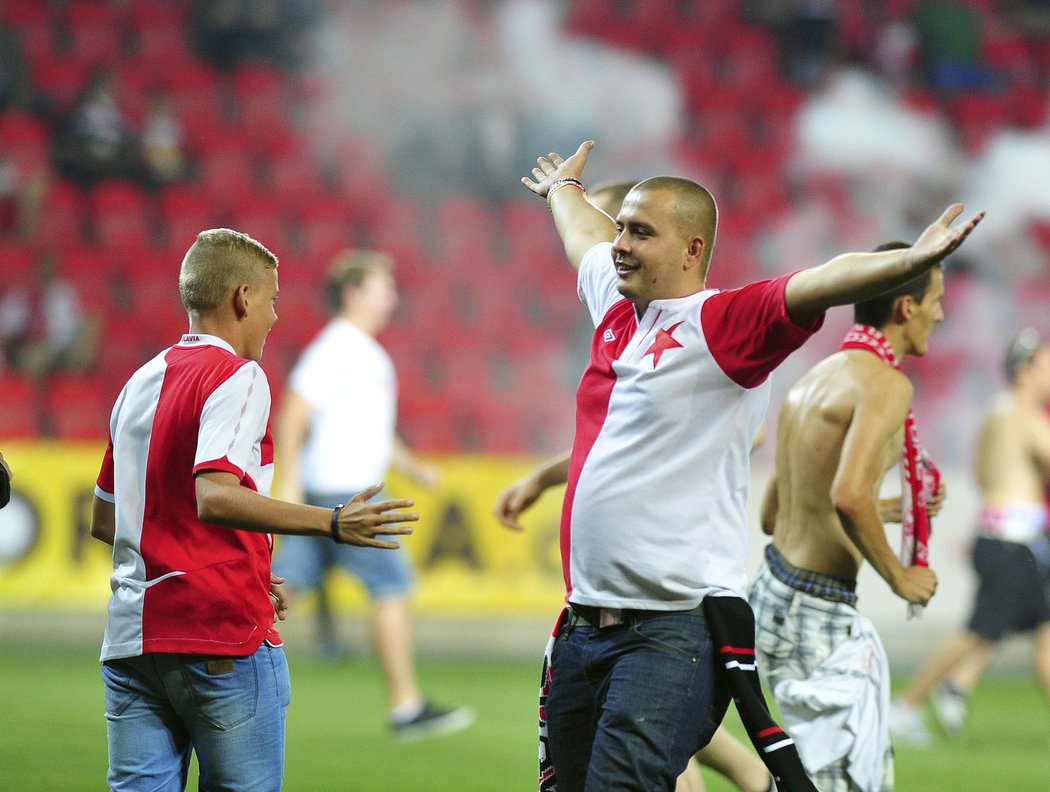 Peklo v Edenu. Fanoušci vtrhli na plochu, zápas Slavie s Hajdukem Split se nedohrál.