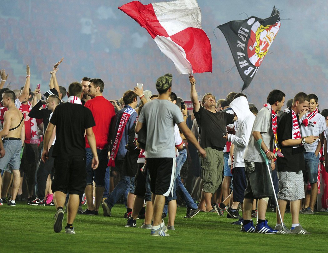 Peklo v Edenu. Fanoušci vtrhli na plochu, zápas Slavie s Hajdukem Split se nedohrál.