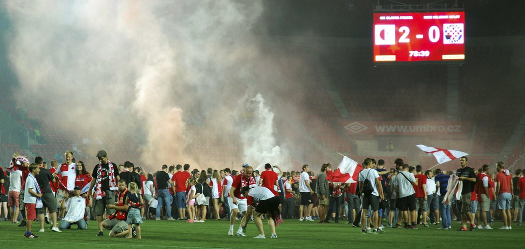 Peklo v Edenu. Fanoušci vtrhli na plochu, zápas Slavie s Hajdukem Split se nedohrál.