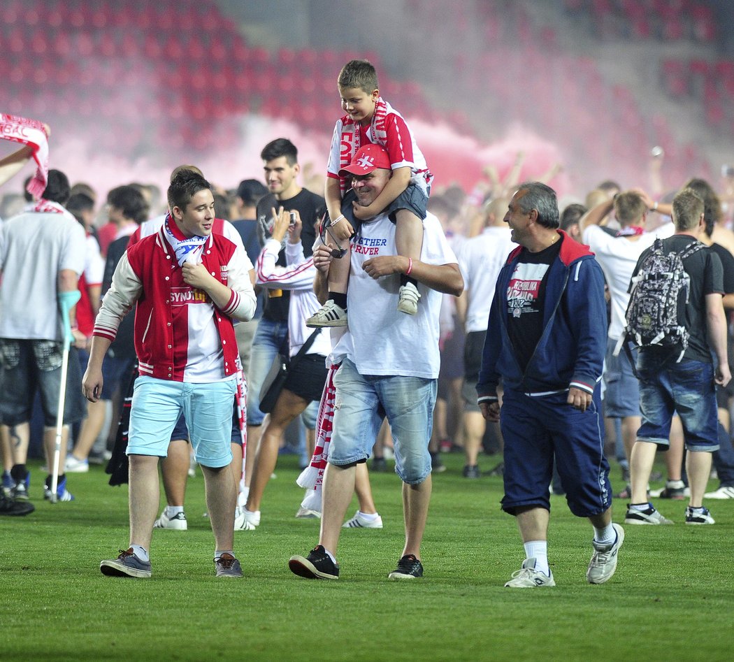 Peklo v Edenu. Fanoušci vtrhli na plochu, zápas Slavie s Hajdukem Split se nedohrál.