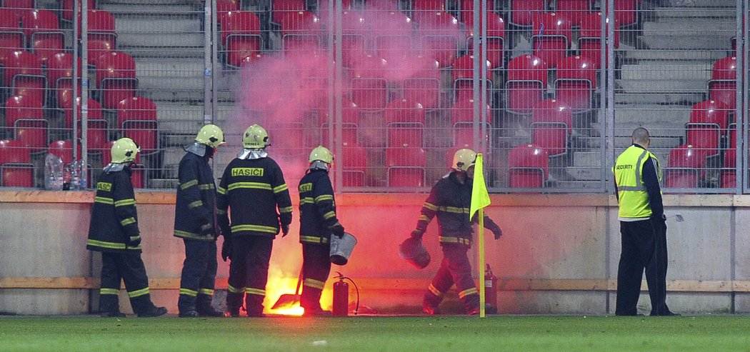 Na plochu během zápasu Slavie s Hajdukem Split létaly dýmovnice i bengálské ohně. Nakonec fanoušci vtrhli na plochu a sudí zápas ukončil.