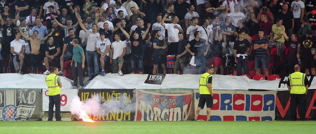 Na plochu během zápasu Slavie s Hajdukem Split létaly dýmovnice i bengálské ohně. Nakonec fanoušci vtrhli na plochu a sudí zápas ukončil.