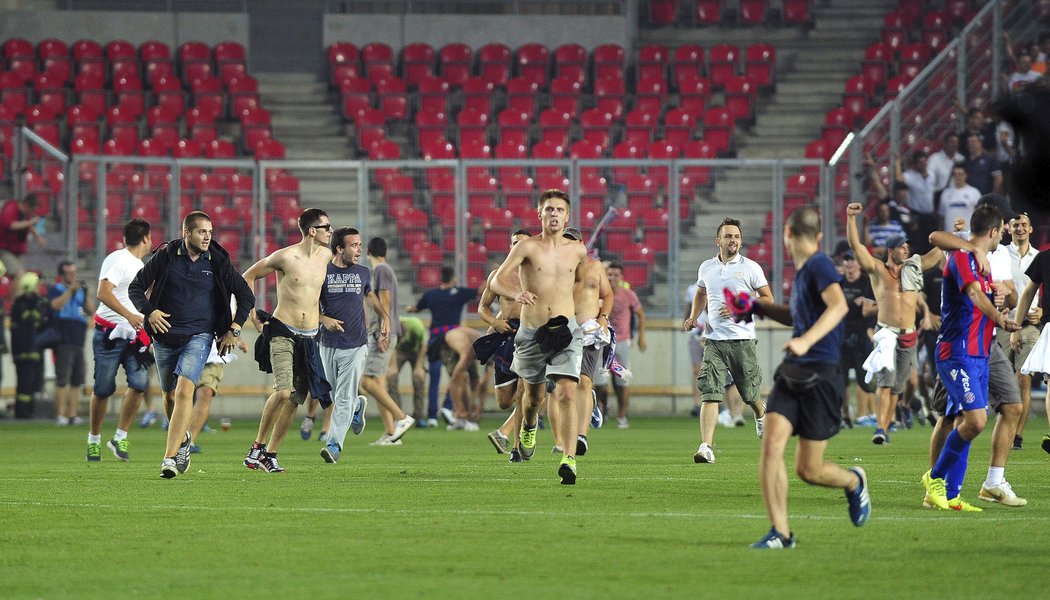 Fanoušci Slavie a Hajduku Split vtrhli v sobotu večer na trávník v Edenu a sudí raději předčasně ukončil zápas.
