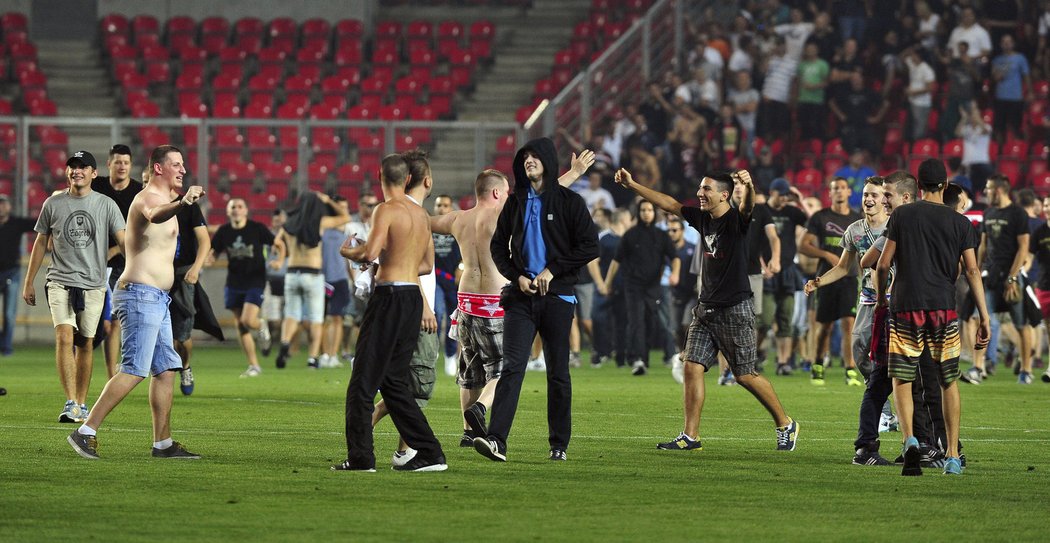 Fanoušci Slavie a Hajduku Split vtrhli v sobotu večer na trávník v Edenu a sudí raději předčasně ukončil zápas.