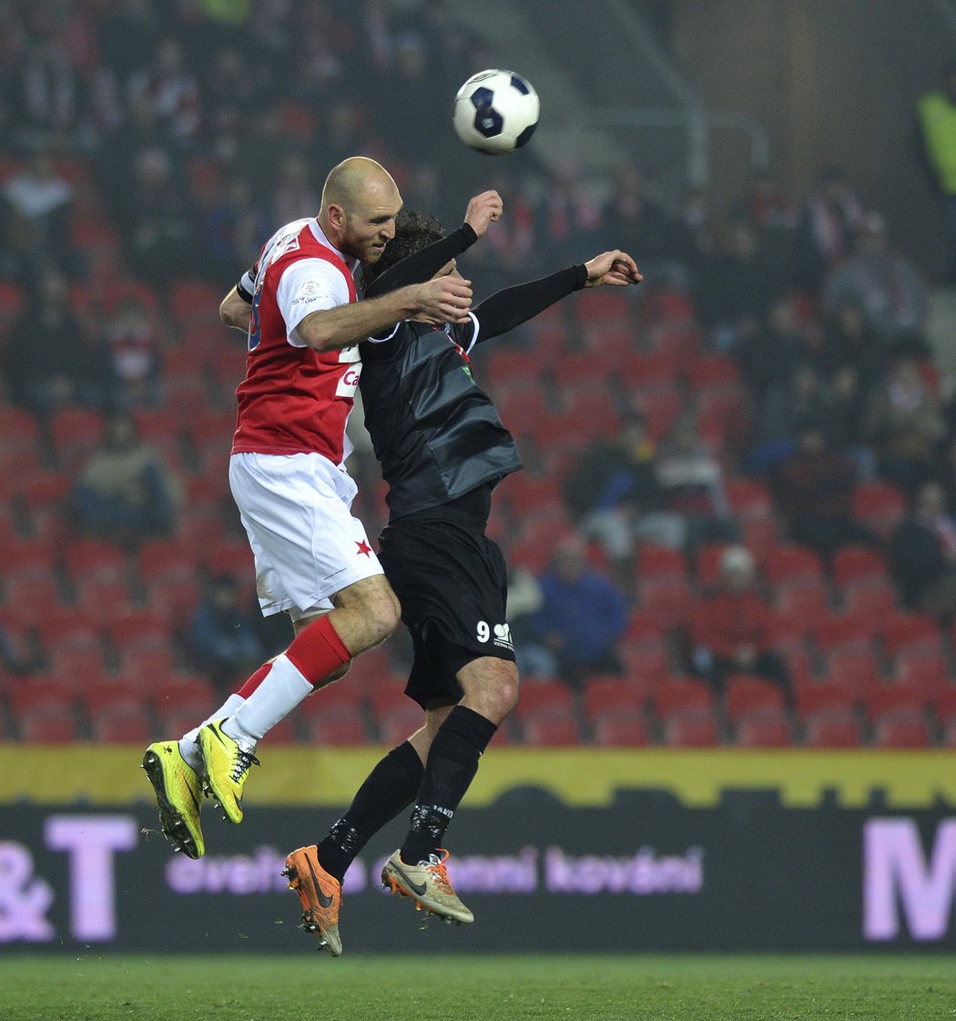 Fotbalisté pražské Slavie v 15. ligovém kole jen remizovali s posledním Hradcem Králové 1:1. Nováček v Edenu vedl od 55. minuty po trefě Marka Plašila, hned za dvě minuty ale srovnal Milan Škoda. Nerozhodné skóre už vydrželo i přes závěrečný nápor domácích, který umocnilo vyloučení hostujícího Tomáš Malinského v 78. minutě.