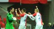 Radost hráčů Slavie v utkání s Hradcem po brance Milana Škody z penalty