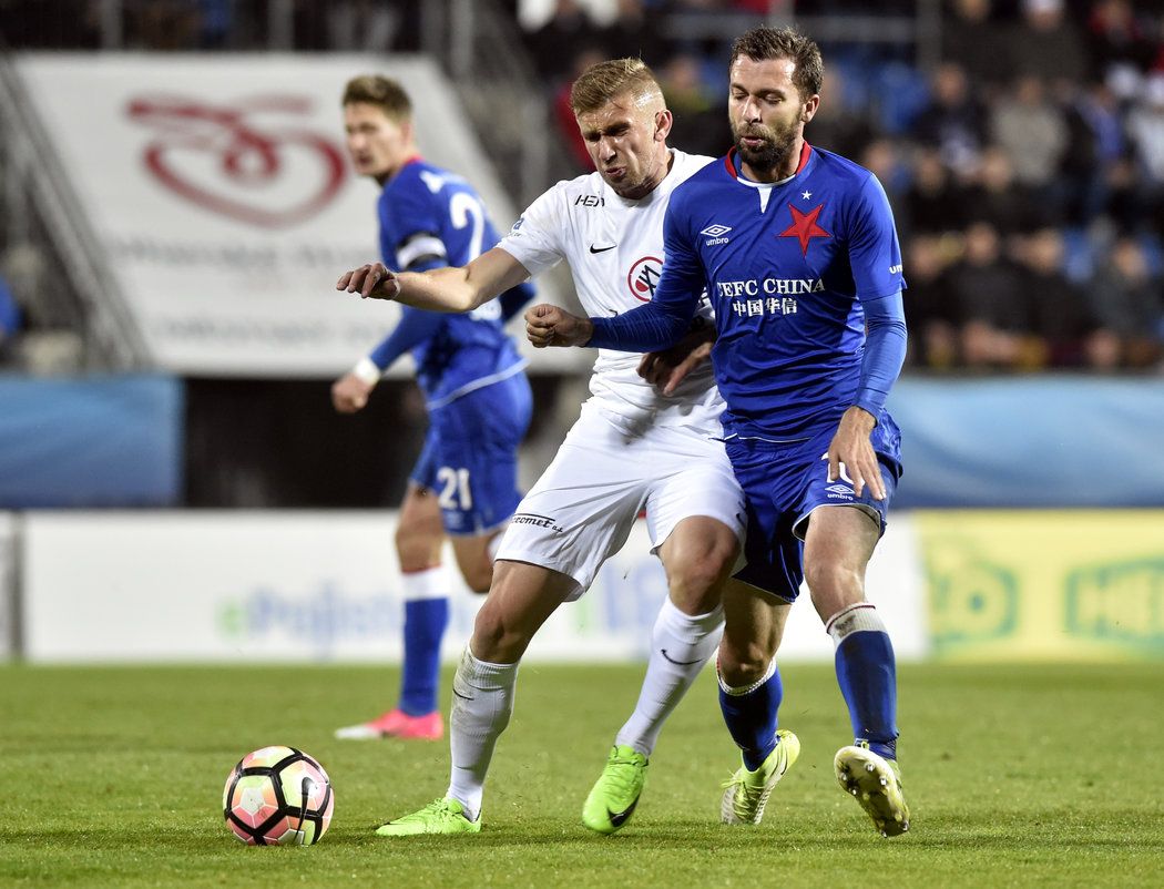 Josef Hušbauer (vpravo) v souboji s Eldarem Civičem ze Slovácka