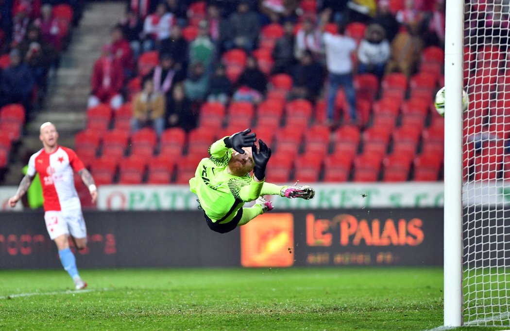 Gólman Jablonce Vlastimil Hrubý se marně natahuje po gólové střele Tomáše Součka při zápase na Slavii