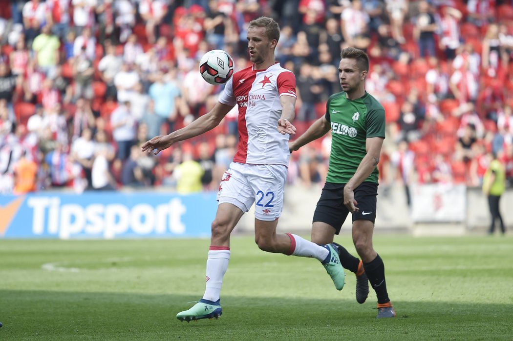 Střelec první branky Jakub Považanec hlídá Tomáše Součka ze Slavie