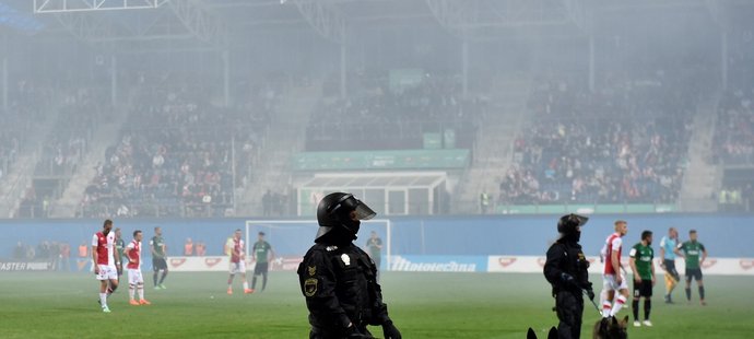 Fanoušky při finále Mol Cupu mezi Slavií a Jabloncem hlídala na hřišti policie