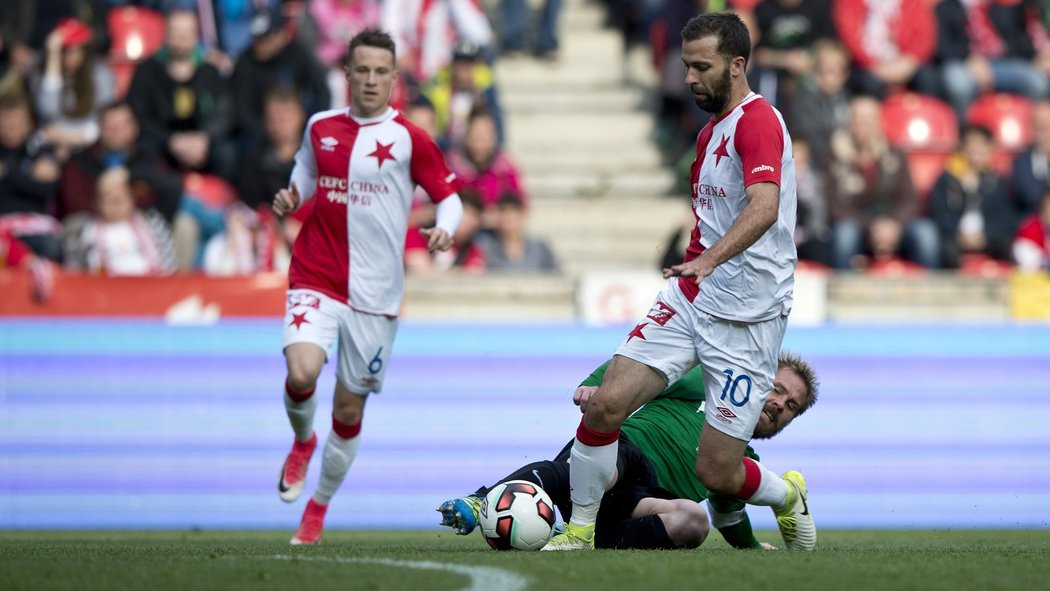 Záložník Slavie Josef Hušbauer v souboji s Tomášem Hübschmanem z Jablonce