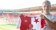 Jan Matoušek s dresem Slavie, kde podepsal čtyřletou smlouvu