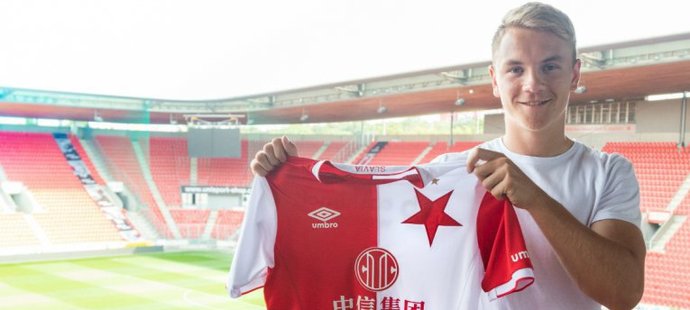 Jan Matoušek s dresem Slavie, kde podepsal čtyřletou smlouvu