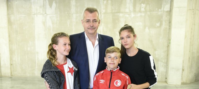 Předseda představenstva Slavie Jaroslav Tvrdík s rodinou po prohře sešívaných s Jabloncem