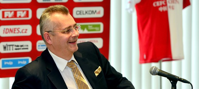 Šéf pražské Slavie Jaroslav Tvrdík na tiskové konferenci v Edenu