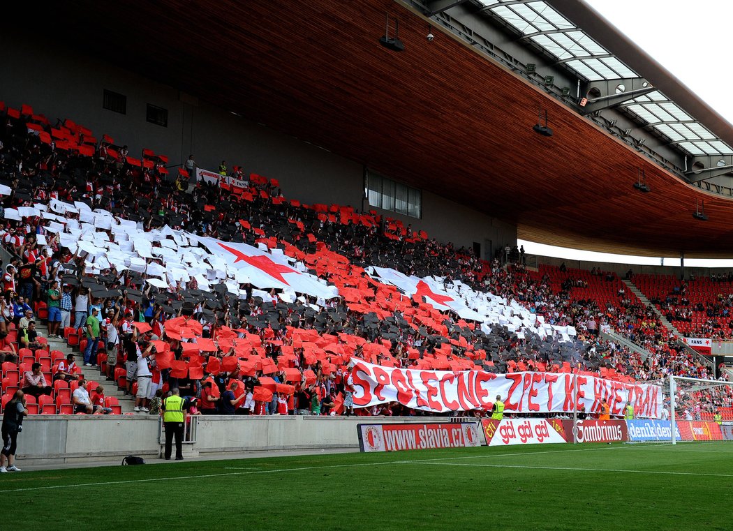 Slávističtí fanoušci dělali co mohli, aby svůj tým probudili