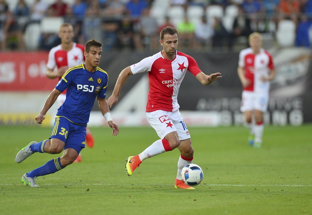 Záložník Slavie Josef Hušbauer v souboji s Josefem Urblíkem