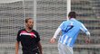 Fernando Neves blokuje jednu ze střel boleslavského hráče ve svém prvním zápase v dresu Slavie