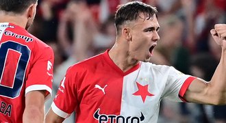 Slavia se ustálila, základ atakuje Jurásek. Po Baníku měl jiný režim