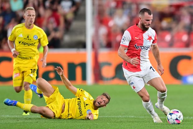 Václav Jurečka vede míč v utkání s Olomoucí Václav Jurečka vede míč v utkání s Olomoucí