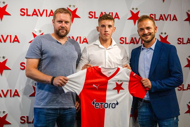 Karel Piták se svým synem Eliášem při podpisu smlouvy Karel Piták se svým synem Eliášem při podpisu smlouvy