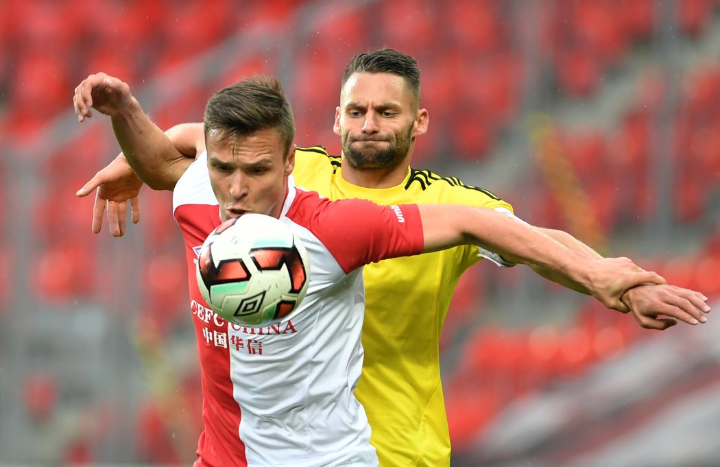 Slávistický útočník Stanislav Tecl si kryje míč před dotírajícím hráčem Karviné