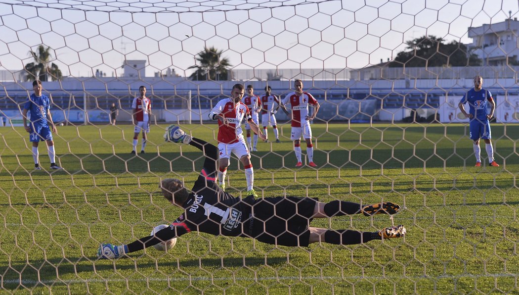 Levan Kenia na první pokus brankáře z penalty nepřekonal, z dorážky se už nemýlil