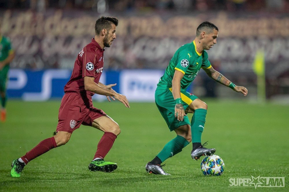 Slávista Nicolae Stanciu (vpravo) se snaží pláchnout soupeři z Kluže v prvním zápase play off o Ligu mistrů