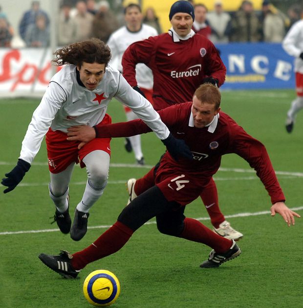 Ivo Knoflíček (vlevo) ze Slavie ve střetu se sparťanem Jánem Sopkem v silvestrovském derby Ivo Knoflíček (vlevo) ze Slavie ve střetu se sparťanem Jánem Sopkem v silvestrovském derby