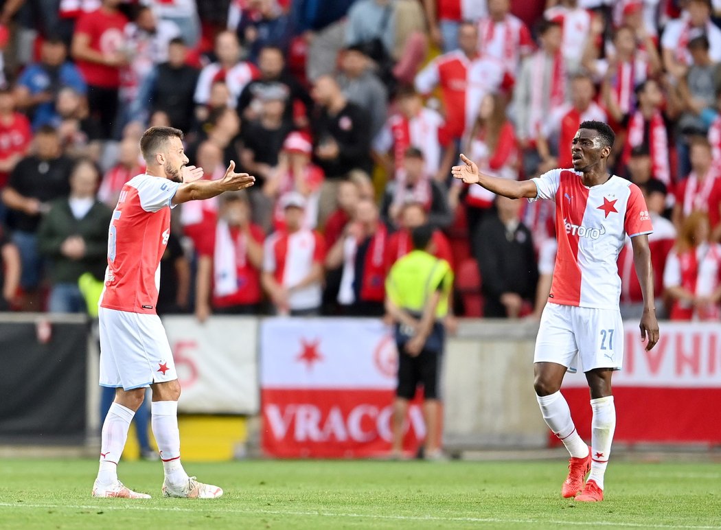 Jakub Hromada a Ibrahim Traoré ze Slavie po inkasované brance v duelu play off Evropské ligy s Legií Varšava