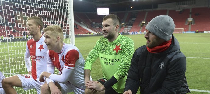 Děkovačka fotbalistů Slavie po výhře nad Libercem