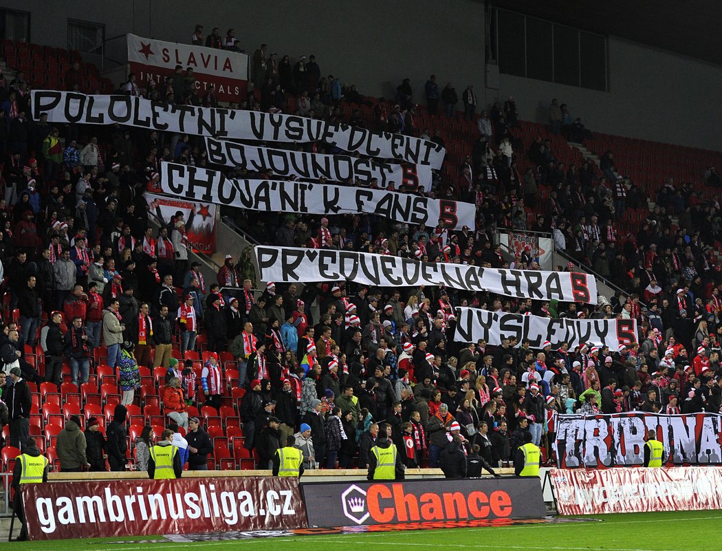 Za pololetní vysvědčení fotbalistů Slavie by se musel stydět i ten nejhorší student. Samé pětky!