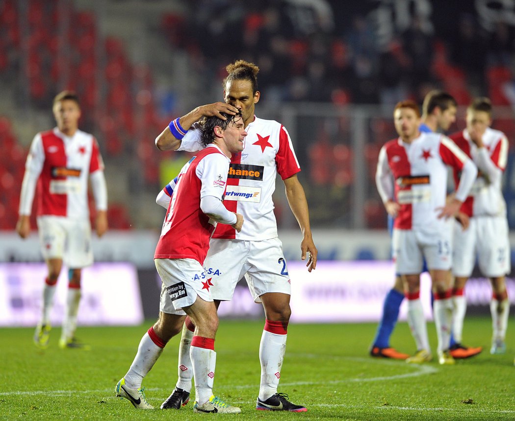 Fernando Neves se loučí s Karolem Kiselem během zápasu proti Liberci. Slavia vyhrála 2:1
