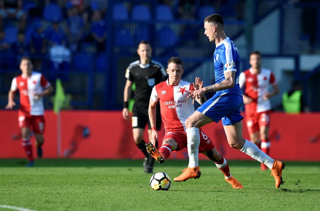 Zleva Jan Sýkora ze Slavie a Roman Potočný ze Slovanu v utkání 25. kola HET ligy