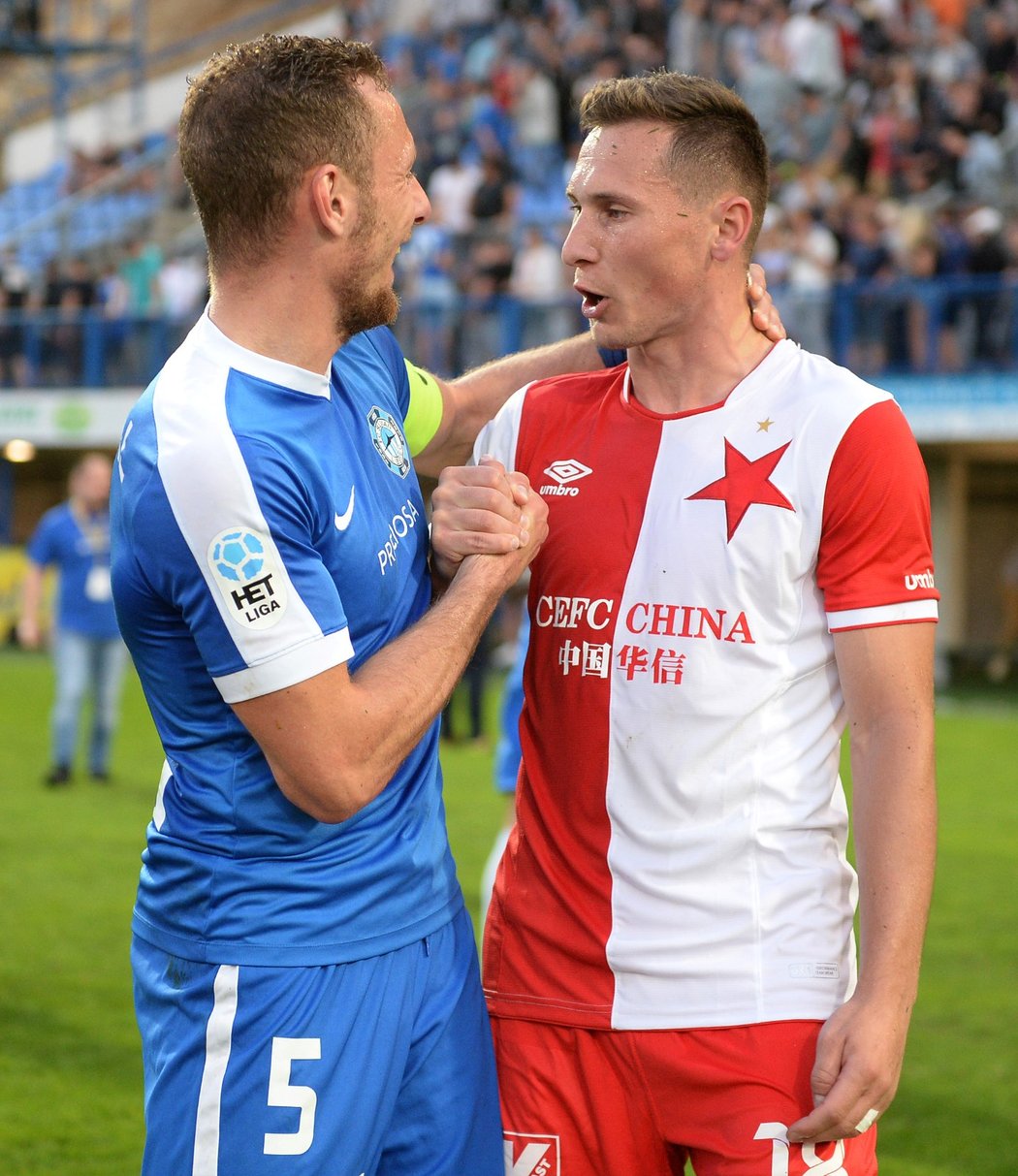 Jan Bořil (vpravo) se zdraví s Vladimírem Coufalem