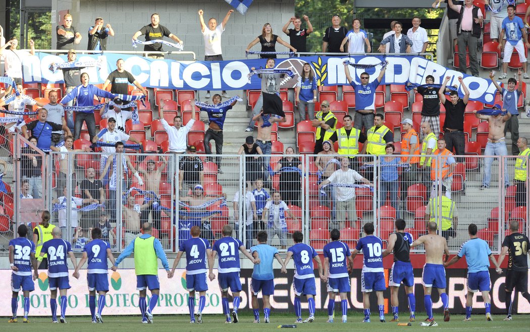 Fotbalisté Liberce slaví důležité vítězství s fanoušky.