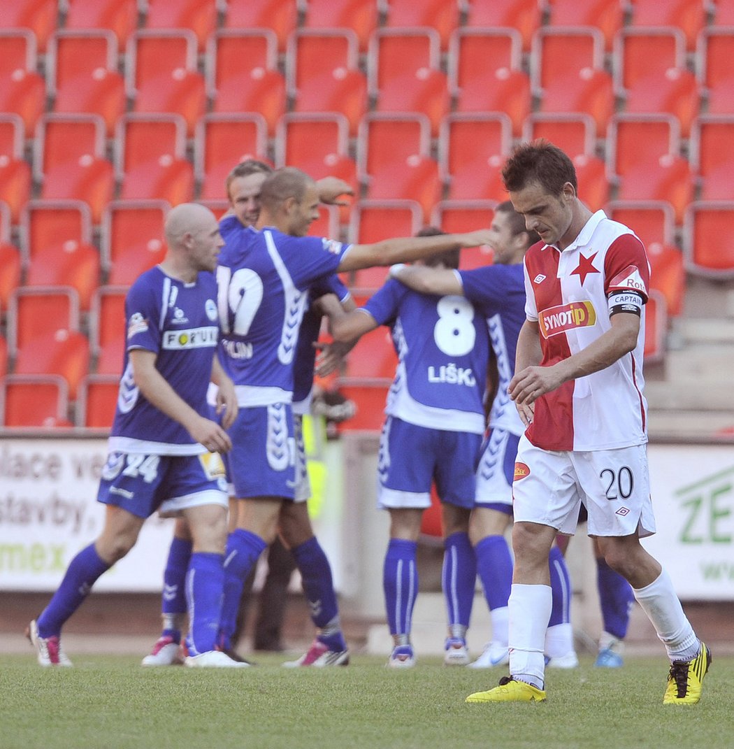 Jarolím jen smutně odchází od radujících se libereckých fotbalistů