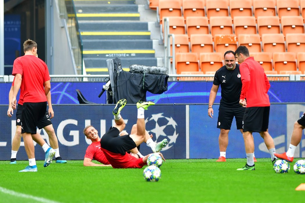 Fotbalisté Slavie na předzápasovém tréninku na San Siru před soubojem s Interem Milán v Lize mistrů