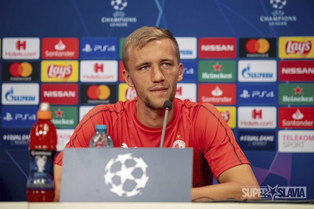 Tomáš Souček na tiskové konferenci před úterním soubojem Slavie v Kluži.