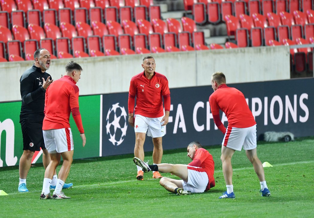 Jindřich Trpišovský se na tréninku před duelem s Midtjyllandem zapojil do tradičního „baga“