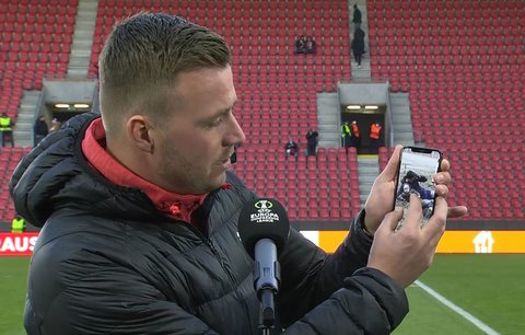 Asistent trenéra Slavie Jaroslav Köstl před zápasem s Lincem ukázal fotografii z Ukrajiny a přidal prosbu: Už pojďme někdo zastavit toho šílence 