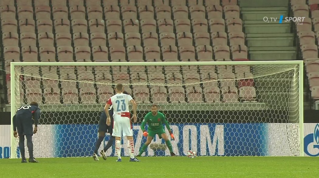 Klíčový moment utkání Slavie proti dánskému Midtjyllandu v odvetě play off Ligy mistrů, kdy sudí Skomina nechal opakovat penaltu pro domácí