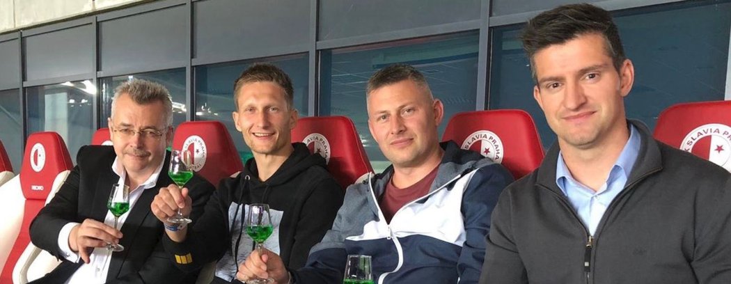 Jaroslav Tvrdík si připíjí s Milanem Škodou během dne, kdy se útočníkovi Slavie narodil syn a vstřelil čtyři góly v MOL Cupu proti Vyšehradu