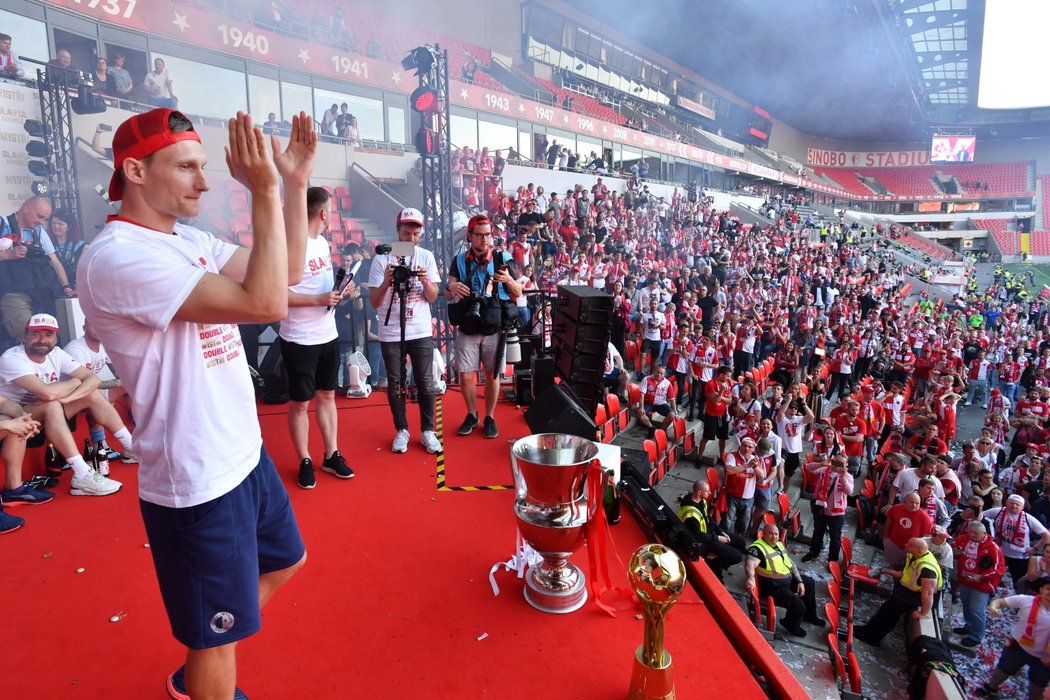 Útočník Slavie Milan Škoda děkuje fanouškům