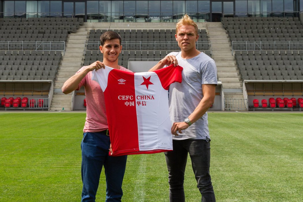 Fotbalová Slavia podepsala smlouvy s dvěma posilami, Ruslanem Mingazovem (vlevo) a Nizozemcem Mickem van Burenem