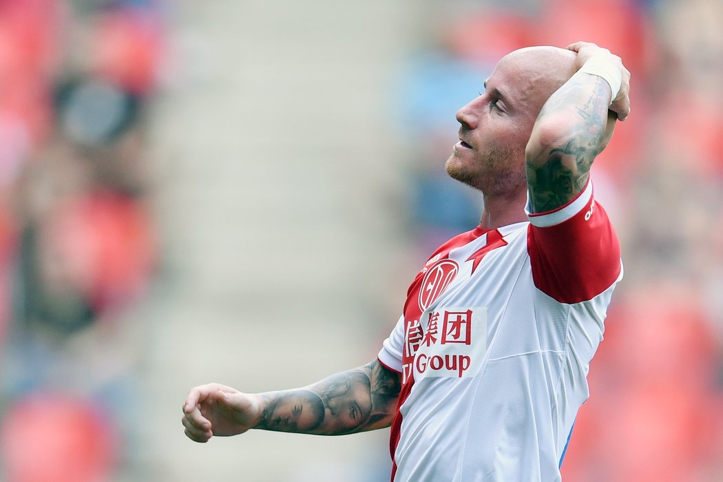 Miroslav Stoch se drží za hlavu po neproměněné šanci