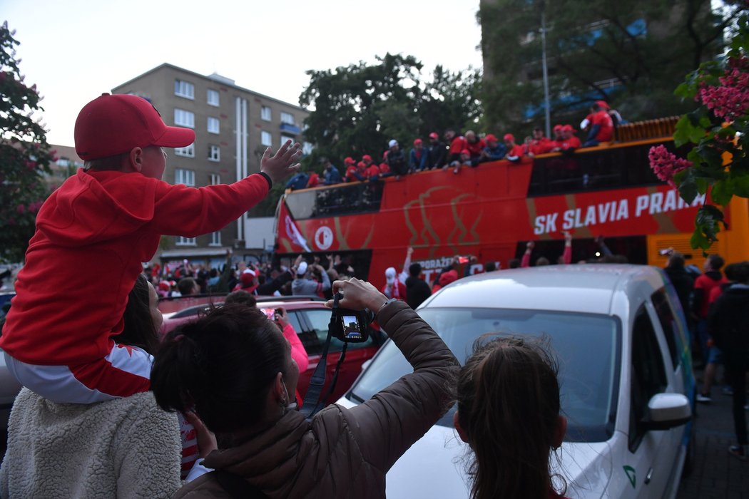 Mistrovské křepčení před Edenem. Slavia vyrazila na jízdu prahou