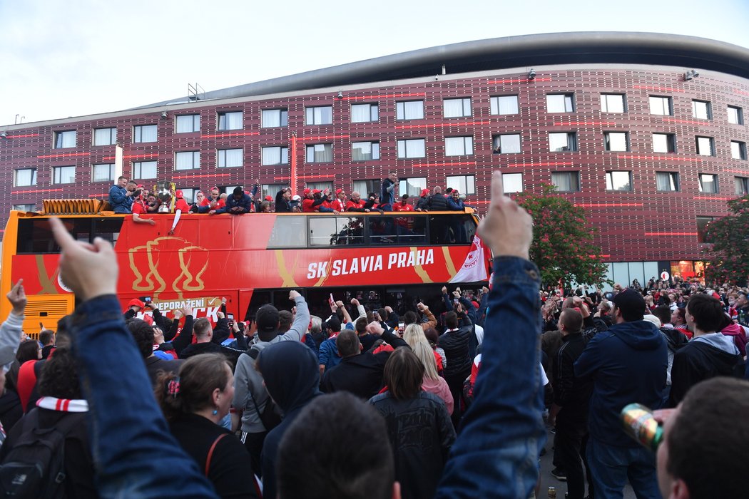 Mistrovské křepčení před Edenem. Slavia vyrazila na jízdu prahou