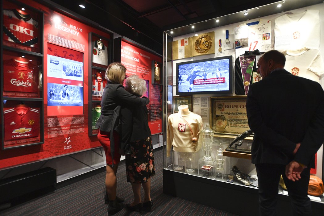 Expozice je umístěna ve dvou patrech stadionu a obsahuje více než tisíc exponátů od založení v roce 1892 až po současnost